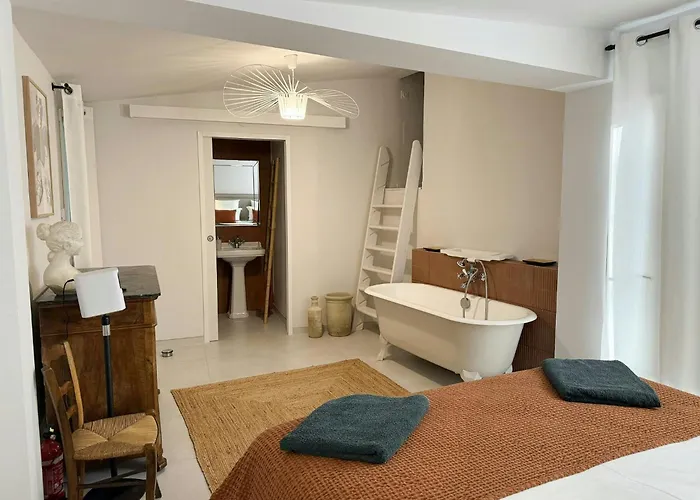 Mazet With Pool In Garrigue